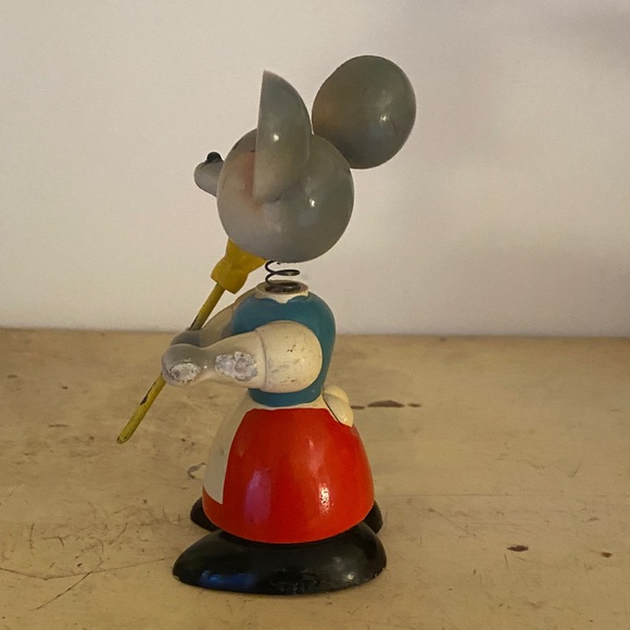 Vintage mouse holding a broom - Picture 2 of 8